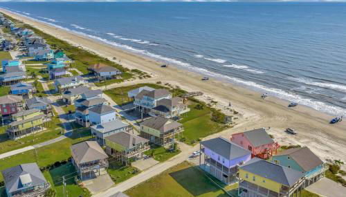 Steps to Shore! Just Beachy Home with Deck and Views - Foto 4