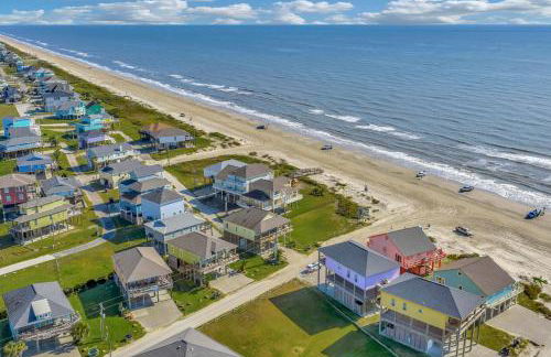Steps to Shore! Just Beachy Home with Deck and Views - Foto 4