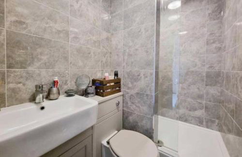 Charming 3-Bed Home in Quaint Lincolnshire Village - Photo 15