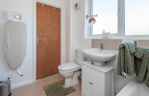 #30 Cozy & Stylish Studio Retreat - Near Odds Farm Park - Sleeps 2 - Perfect for business travelers and Couples - Free parking - Foto 8