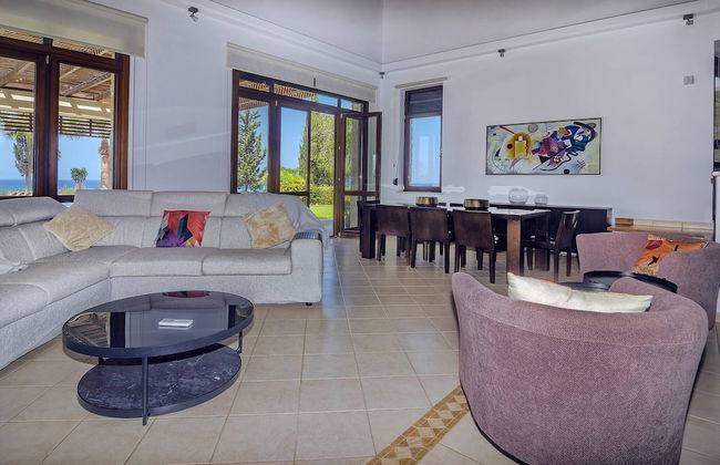 Incredible Large Villa In Paphos Sleeps 14 Children Pool, Jacuzzi, Huge Garden - Foto 18