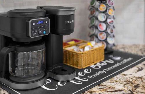 Heated Pool & Spa Mini Golf Bowling Game Room perfect for family - Photo 24