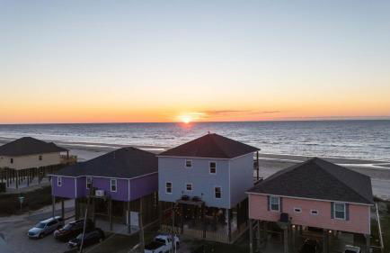 Noisywaves - Beachfront Paradise with Hot Tub, Yard, and Game Room - Foto 53