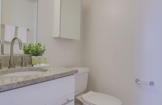 Gorgeous Apt with Rooftop City View - Photo 35