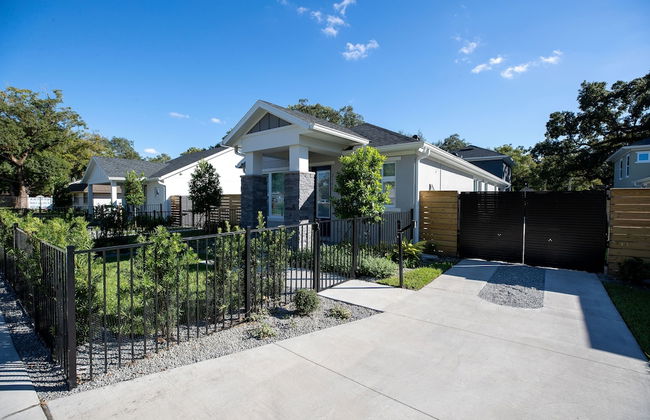 Newly Constructed Modern Pet Friendly Zen Home W/ Private Home Theater & Hot Tub! 1 Bedroom Home by RedAwning - Photo 45