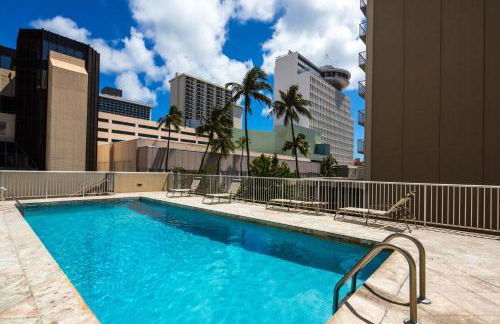 Tropical Studios at Marine Surf Waikiki - FREE PARKING - BEST LOCATION - FULL KITCHEN - SWIMMING POOL - Foto 32