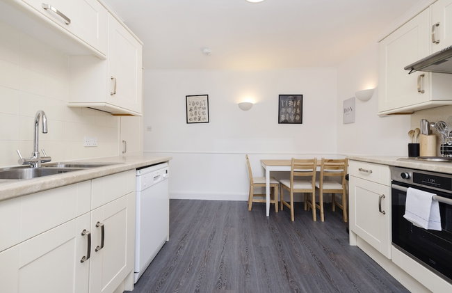 JOIVY Beautiful 2-Br Mews Home, Near Princes Street - Foto 14
