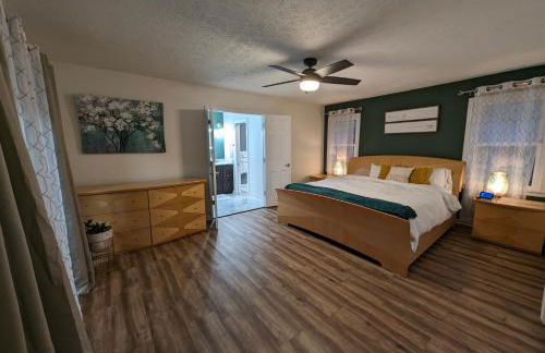 Modern Luxe Family & Groups Friendly Bungalow with Patio & Workspace - Foto 22