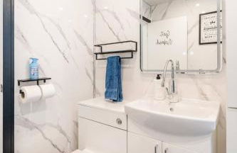 One Bed Room Apartment in Aberdeen City Centre Home Away From Home - Photo 9