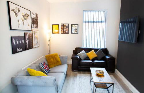 4 Bedrooms Spacious House With 2 Bathrooms Free Parking - sleeps up to 10 guests - Foto 59