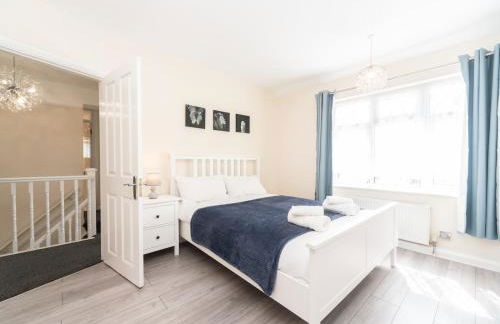 Spacious 4 Bed House Free Parking Near Station - Pass the Keys - Foto 26