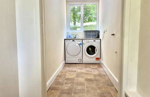 EasyRest - Spacious Detached House - 10 Beds - 5 Bedrooms - 4 Bathrooms - Secure Parking 5 Vehicles - Excellent Road Links - Perfect for Contractors & Large Groups - Foto 38