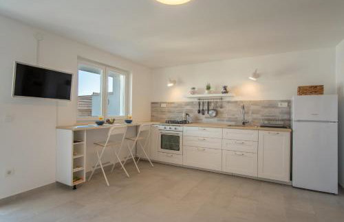 A White Cliffside Studio - Photo 10