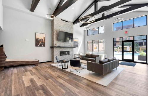 Washer & Dryer with Free Underground Parking with a Pool - Foto 12