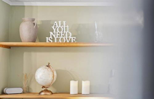 2-Bedroom Stylish & Gorgeous, Cosy Westgate Cottage Retreat, Central Winchester, Free On-Street Parking Permit, with Garden, Close to Cathedral - Sleeps 6, Pets are Welcome - by Blue Puffin Stays - Foto 17