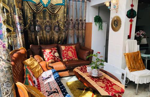 Cheerful 4 bedroom house with garden free parking - Photo 17