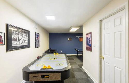 Lrge 5 BR 9 Beds Near DC-Pool, Hot Tub, Gym, Game Rm, Fire Pit - Foto 24