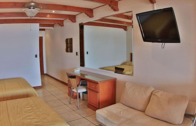 Hotel room-style ocean-view unit in Flamingo with pool - Photo 7