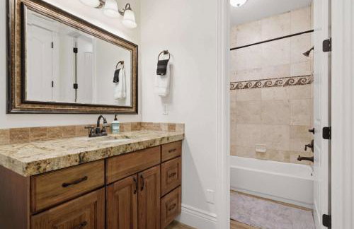 Private Family Home with Hot Tub - Foto 40