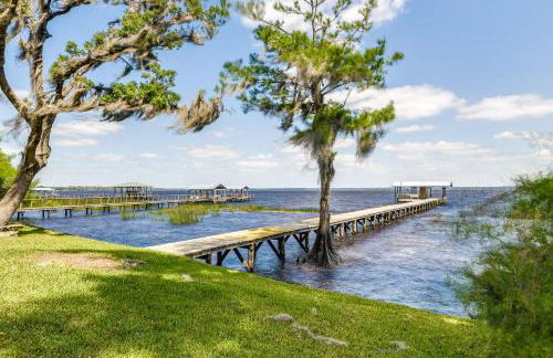 Renovated Crescent Lake Escape with Waterfront Deck! - Foto 13