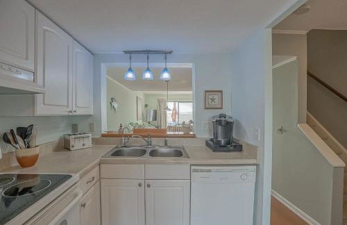 NEW LISTING! Two Bedrooms in A Building with Marsh and Ocean Views - Foto 14