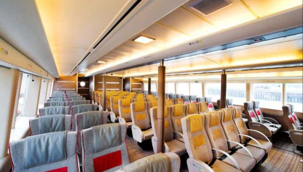 Gli interni del traghetto