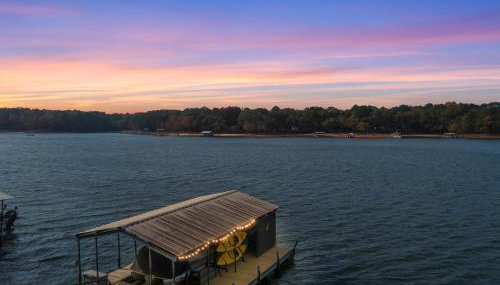 Hartwell Haus with Dock & Playground home - Foto 1