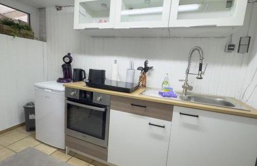 Souterrain Apartment mit eigenem Eingang und Terasse - Foto 9