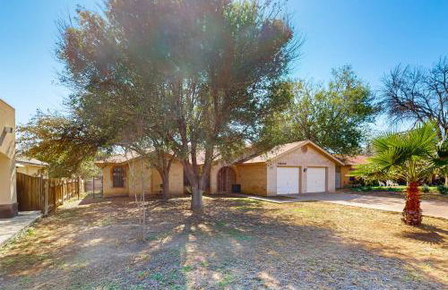 Walk to Park! Family-Friendly Laredo Home with Yard - Foto 1