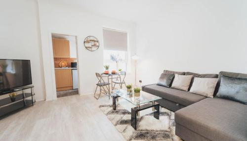 Top Floor 1BR Wishaw Flat with Parking - Foto 3