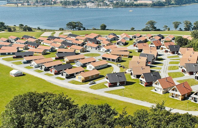 8 Person Holiday Home on a Holiday Park in Grasten - Foto 1