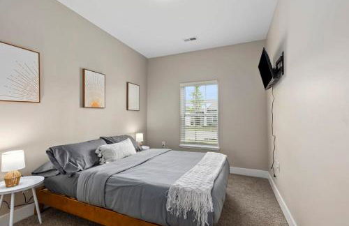 Modern 2BR 2BA New Build Condo with Garage & Patio - Foto 12