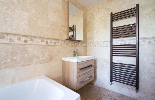 Deluxe 4 or 5 Bed House with Hot Tub, Cinema Room Sleeps 15 - Foto 17