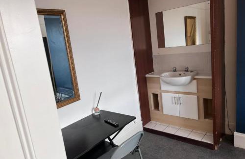 Apt - Sleeps 10 - Parking - Ideal for Contractors - Photo 28