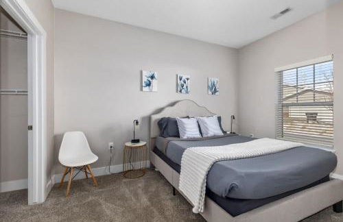 Modern 2BR & 2BA Condo with Garage & Patio - Foto 17