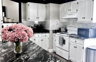 Quiet Stylish Stay with Office Space near Downtown - Foto 31