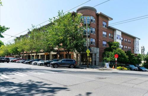 Chic 2BR • King Beds • Huge Patio • 95 Walk Score! - Foto 50