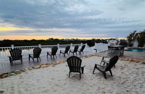 Gorgeous vacation home on the water with heated pool and sand! - Foto 35