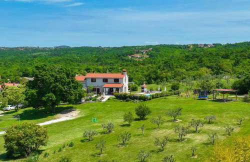 Casa Ivanovac with pool and large front yard - Photo 19