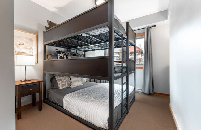 SPACIOUS 3-Br Luxury Condo | HEATED Pool + 3 Hot Tubs | Pool Table | Hm Theatre - Photo 3