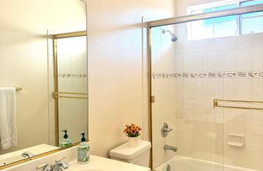 Spacious 3BR 3BA Home ,Sleep 9,3 Car Garage Garden Near DTLA Pasadena Hollywood - Foto 18