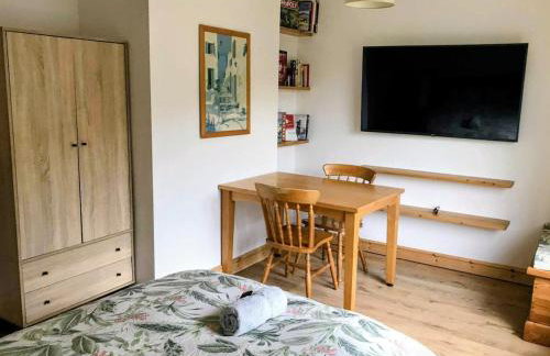 Relaxing Birdsong 4 Bedroom House - Photo 15