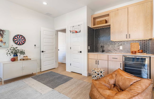 Modern Retreat w/ Pool, Guest House & Deck Lounge Henley by Avantstay - Foto 26