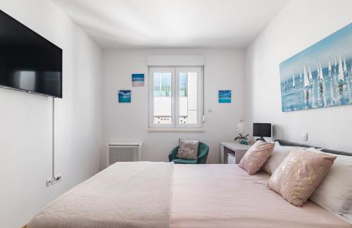 Bačvice - 2 BR , terrace,3 air conditioners, parking,elevator 3 minutes to the beach - Photo 8