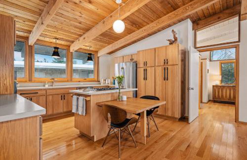 Midcentury home, private beach. large great room - Foto 24