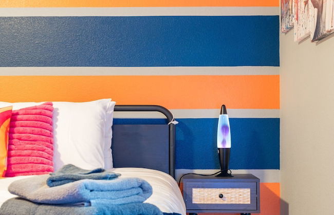 Upstay - East Austin Home w Yard Games Fire Pit - Photo 14