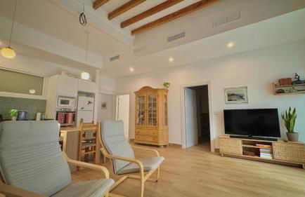 Stunning Home, AC, Beach, Backyard, 4 BR - Photo 11