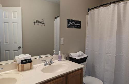 Cedar's Corner in Concord Spacious & Clean - Foto 49