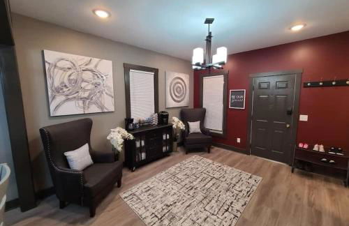 King Bed In Main Floor - Downtown Vacation Rental - Foto 11