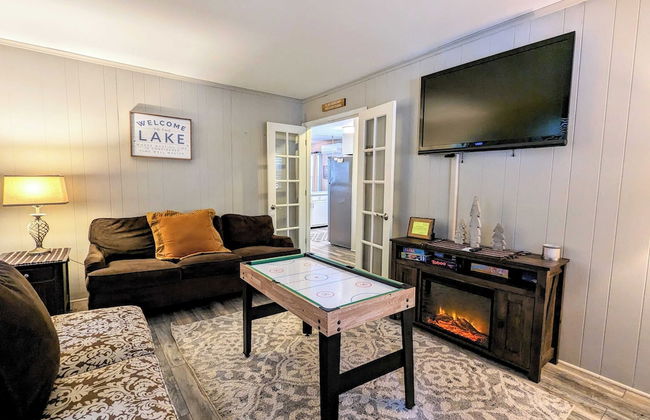 Harmony Cottage by Avantstay Lake Access, Hot Tub, Fire Pit, & Game Room - Foto 14